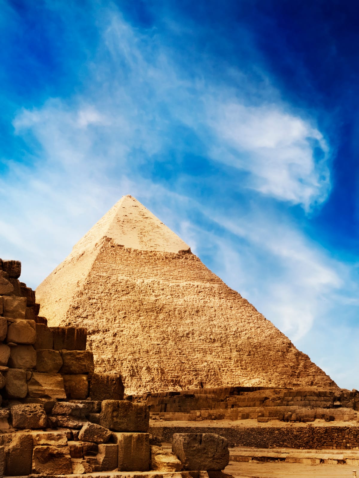 82687432_pyramids-in-egypt
